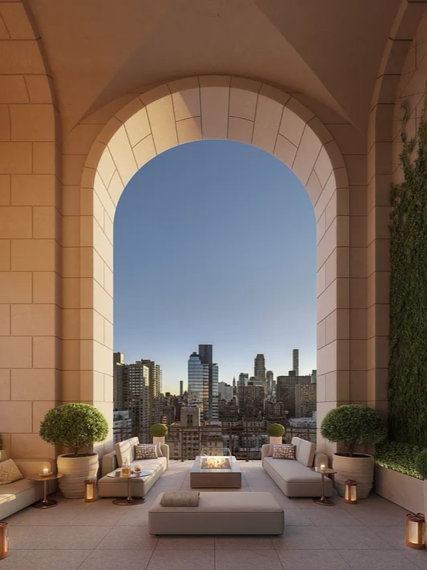 紐約市曼哈頓「上東城經典新貴豪宅」空中露台，拱形露台｜遠眺曼哈頓天際線，凸顯核心豪宅稀缺與價差投資優勢。